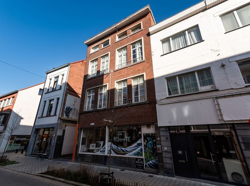 Opbrengsteigendom met handelsgelijkvloers en 3 appartementen<br />
Handelsgelijkvloers<br />
Het gelijkvloers is ingericht als handelsruimte en is mom