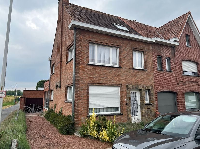 Deze woning is gelegen te Vlamertinge op wandelafstand van lokale handelaars, scholen en openbaar vervoer. <br />
De woning is op het gelijkvloers voo