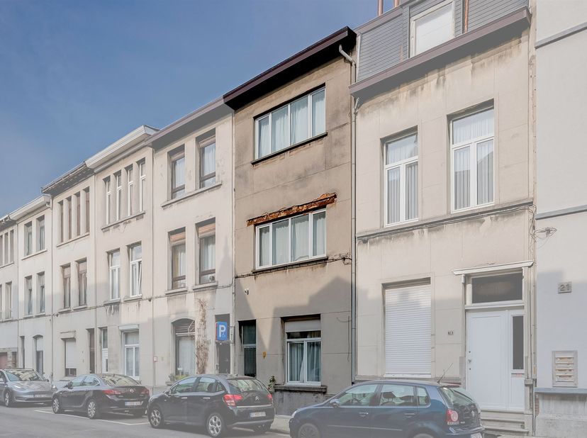 Dans la Familiestraat, en bordure du centre-ville d'Anvers et à proximité de la place Stuivenberg, nous trouvons cette spacieuse propriété à vendre. G