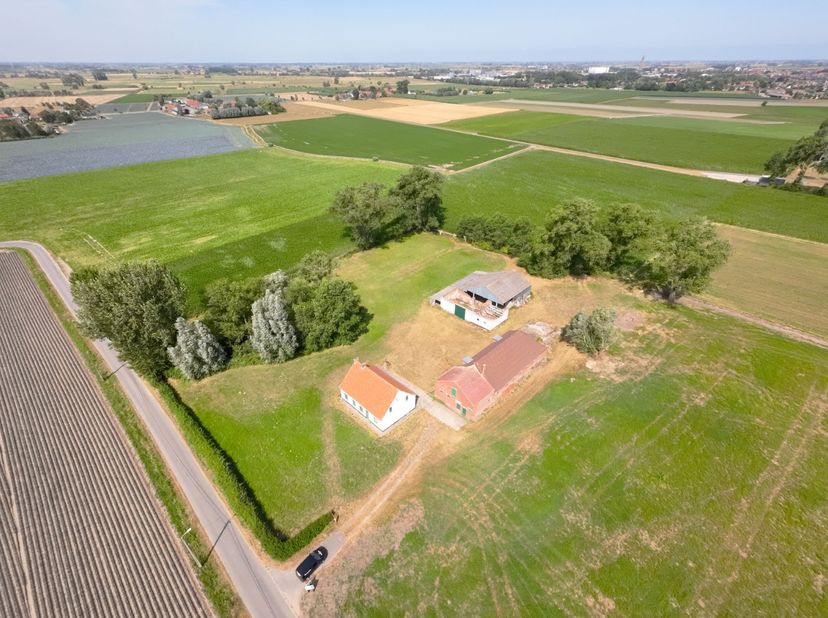 Droomt u van wonen in alle rust, omringd door natuur en met een adembenemend uitzicht over het Vlaamse landschap? Dan biedt deze unieke hoevesite in d