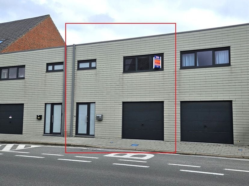 Deze woning (bouwjaar 2017 - houtskelet structuur - middelste woning) bestaat uit een inkom met trap, een apart toilet, een grote living (40m²) met op
