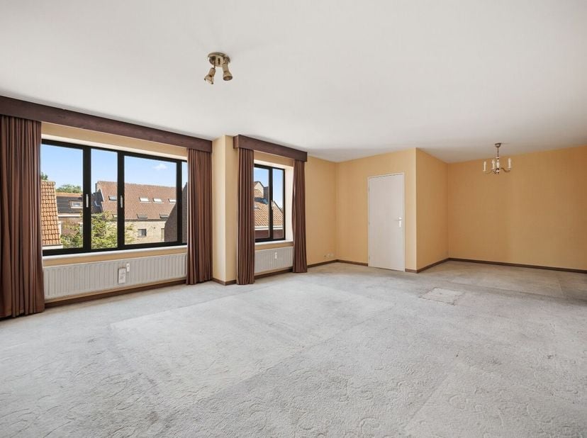 Dit appartement is zeer goed gelegen in het centrum van Tienen. Makkelijk bereikbaar via E40, kortbij bushalte en treinstation. Het appartement bevind
