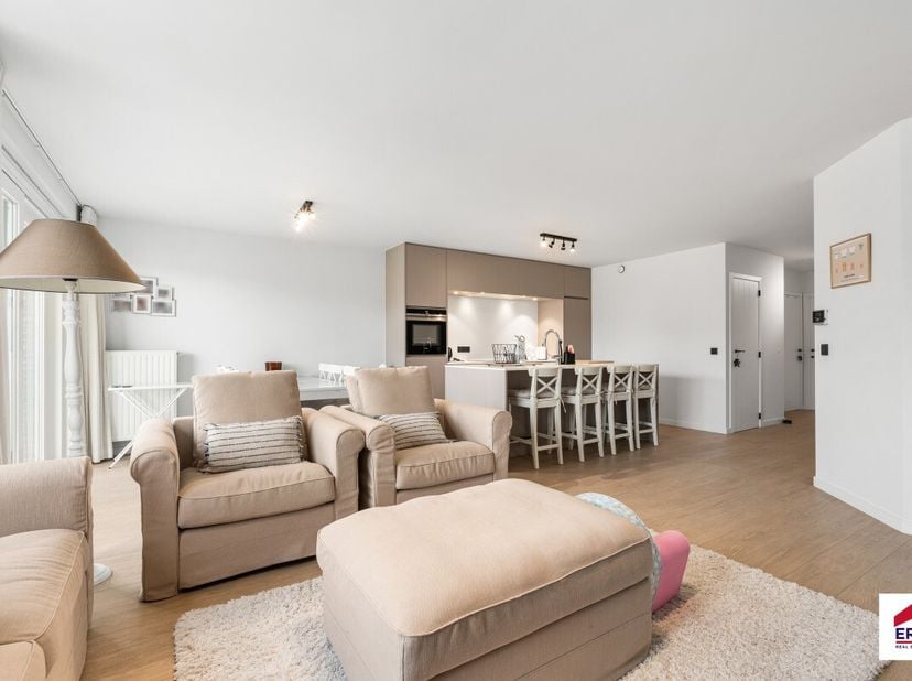 Te koop: stijlvol appartement in het centrum van Koksijde, op de Koninklijke Baan, nabij zee, duinen en openbaar vervoer. Dit appartement, gebouwd in
