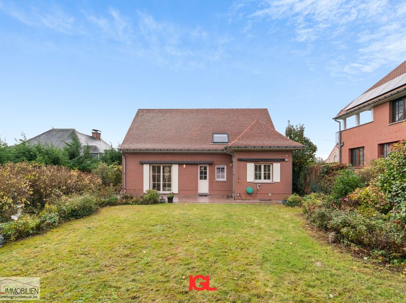 IGL stelt u graag deze charmante villa voor, gelegen in een rustige doodlopende straat te Itterbeek.<br />
De woning verwelkomt u via een inkomhal die