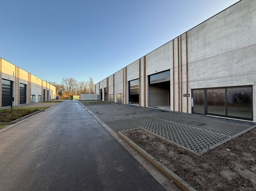 - Situé dans le Limbourg, stratégiquement au cœur de Saint-Trond.<br />
- 200 m² <br />
- Hauteur libre de 6 mètres, idéale pour diverses activités pr