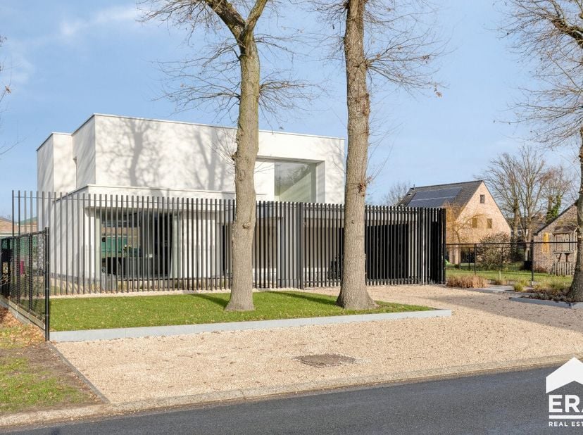 Lommel: moderne villa met openluchtzwembad, residentieel gelegen in het centrum.Bijzonderheden: Recente villa met hoogwaardige afwerkingRuime leefruim
