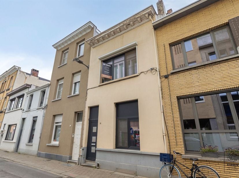 Bij het betreden van deze charmante woning komt u terecht in de inkomhal, die toegang biedt tot de gezellige eetkamer en de geïnstalleerde keuken. De