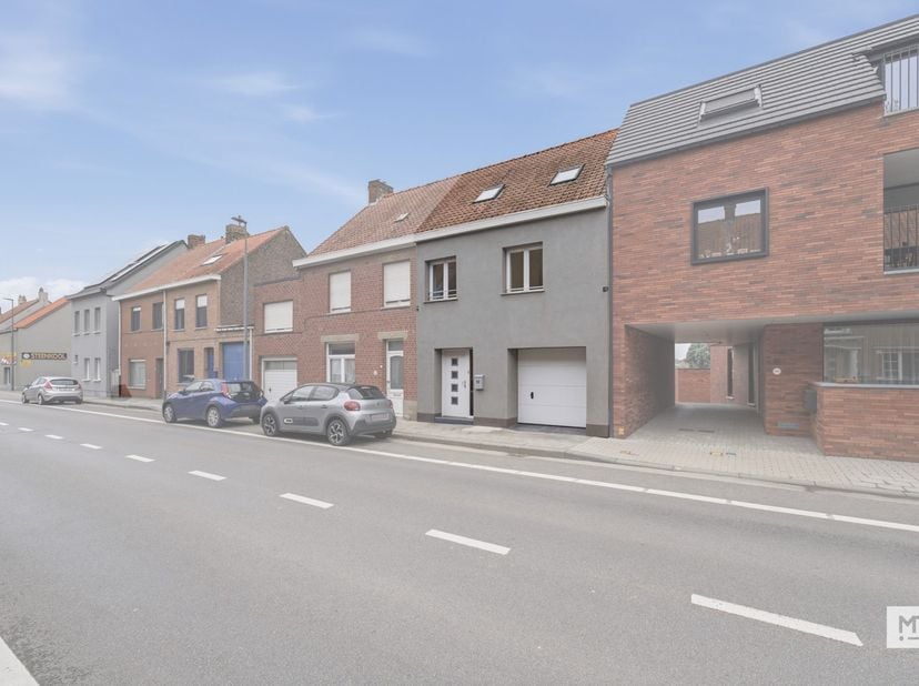 In het centrum van Zonnebeke, op wandelafstand van winkels, school en andere voorzieningen, bevindt zich deze instapklare woning met 4 slaapkamers, in