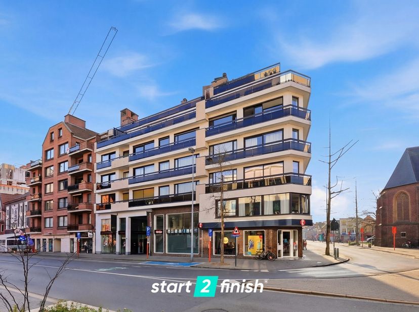 Bezoekmoment op zaterdag 04/07 van 15u tot 16u<br />
Bent u op zoek naar een ruim appartement met potentieel op toplocatie? Dan is dit appartement van
