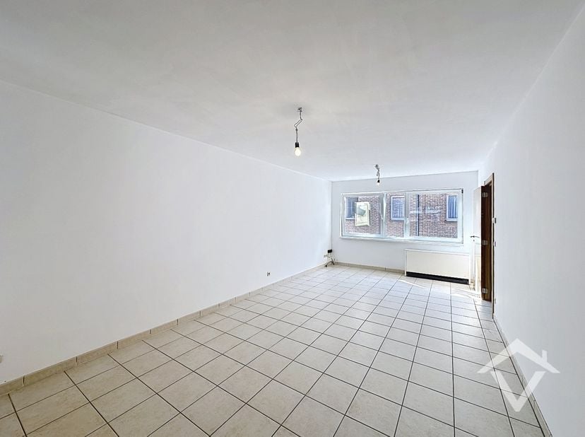 Duplex appartement vlakbij de markt van Koekelare in kleinschalige residentie (2 appartementen) <br />
Appartement is ingedeeld met een inkomhal - lic