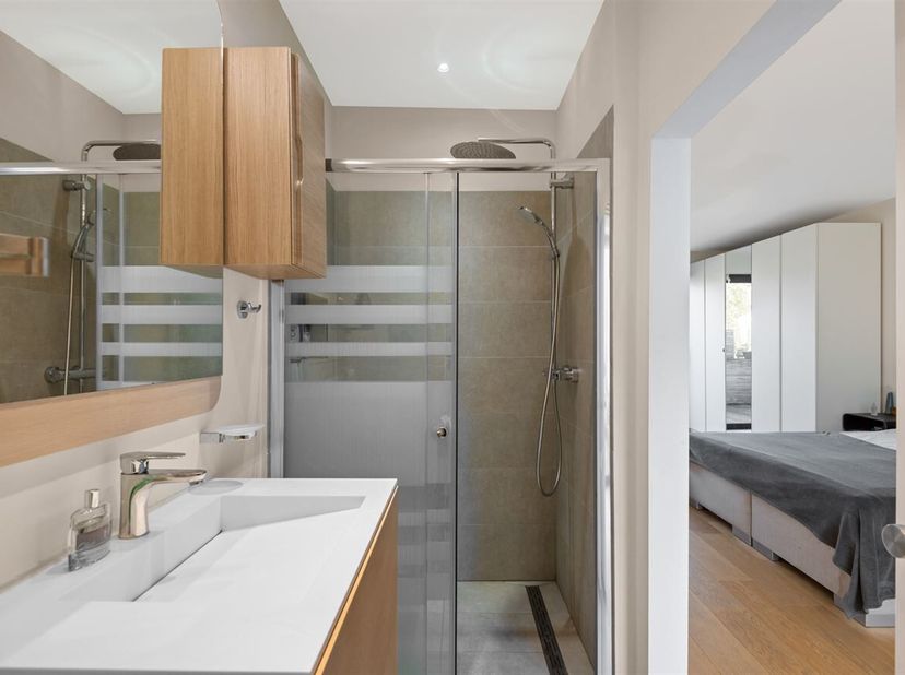 Instapklaar duplex appartement (107 m²) te koop!<br />
Ligging: Dit instapklaar duplex appartement is zeer centraal gelegen. Het stadscentrum en centr