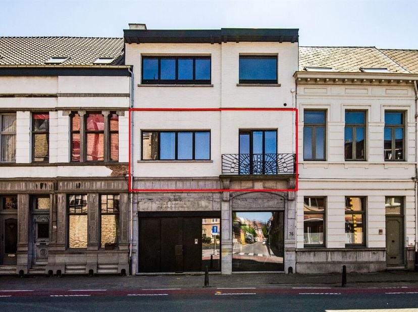 Nabij de vesten van Lier bevindt zich dit prachtige, hoogwaardig afgewerkte appartement in een karaktervol gebouw van ca. 1918. Het pand werd in 2020-