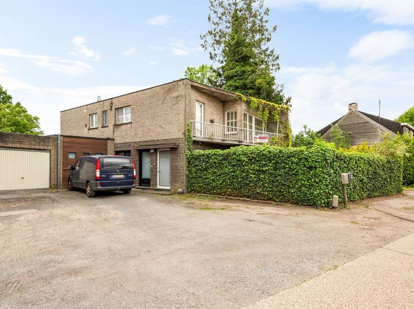 Ruim appartement met 2 slpks, bureau en terras in Mol<br />
Locatie: Rustig gelegen in Mol met een vlotte verbinding naar het centrum, winkels, schole