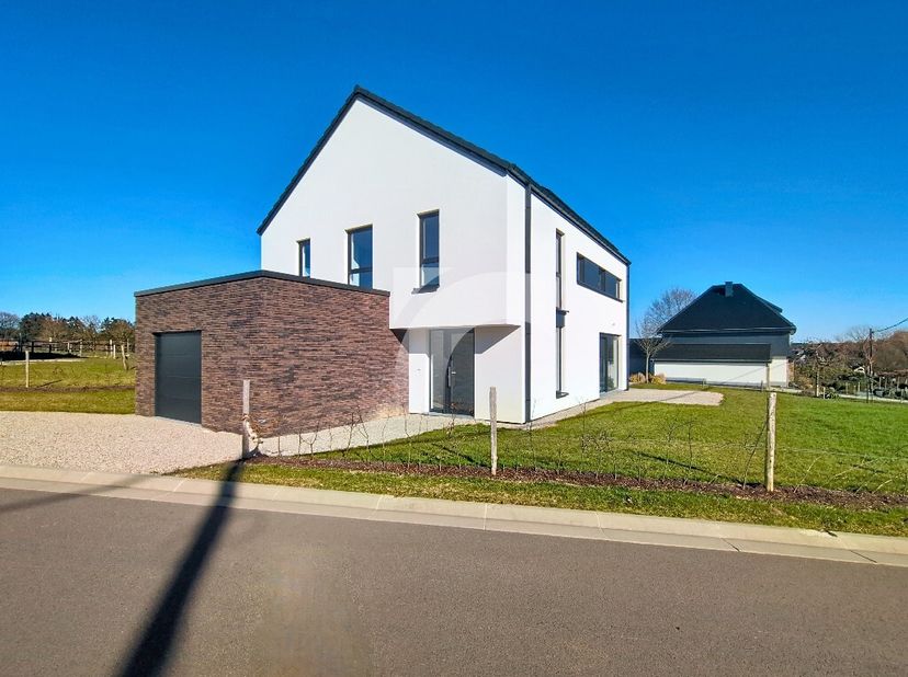 Büllingen Malmedyer Str. 58: Moderne nul-energiewoning op een rustige locatie met een prachtig uitzicht, op slechts enkele minuten van het centrum van