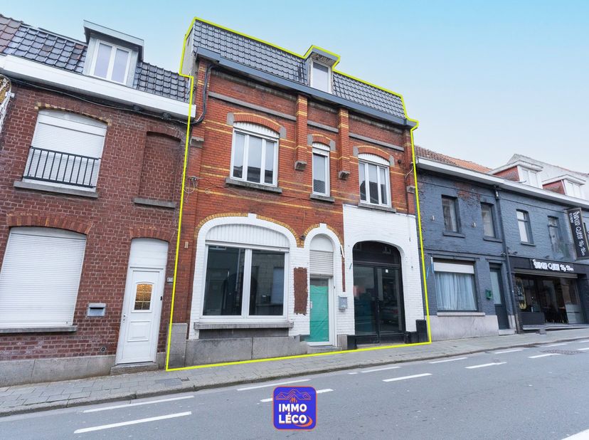 Première entrée en façade donnant accès à un espace commercial de +/- 30m² pouvant servir de commerce, bureau, profession libérale, etc... ou utiliser