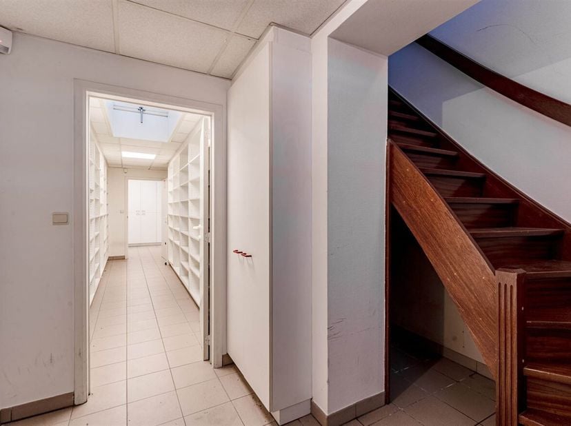 Handelspand met duplexappartement op toplocatie in Lommel<br />
Deze opbrengsteigendom in Lommel bestaat uit een handelspand met duplexappartement en
