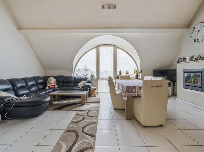 Cet appartement économe en énergie avec chambres et mezzanine bénéficie d'un emplacement central à proximité des principales routes d'accès et du cent