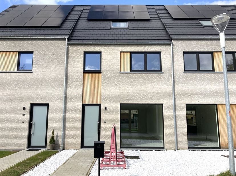 BEN maison avec 4 chambres, terrasse et jardin<br />
Situation : Projet résidentiel situé au calme dans un quartier accueillant pour les enfants, à di