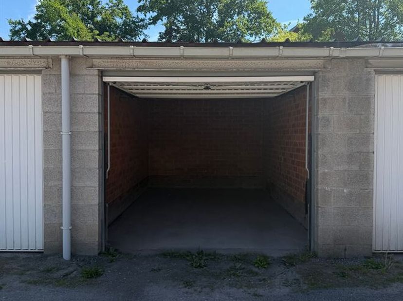 Garagebox te koop in Mechelen<br />
Op zoek naar een veilige en praktische parkeer- of opslagoplossing? Deze garagebox is gunstig gelegen in Mechelen