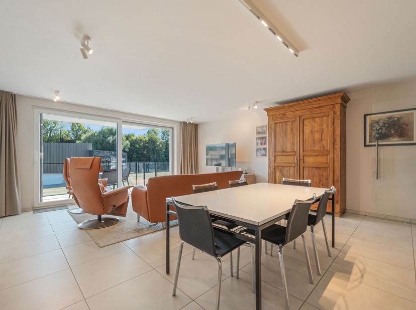 Gelegen in de Oude Leielaan, op een toplocatie vlak bij het centrum én de Leie, combineert dit appartement een aangename woonomgeving met een uitsteke