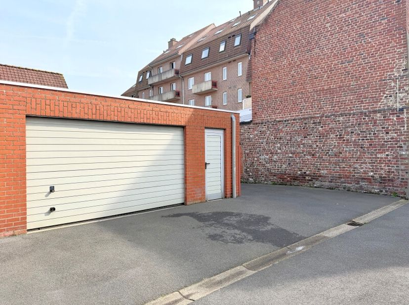 Garage gelegen in volle centrum van Menen en in een rustig beveiligd complex. Garage voorzien van elektriciteit en water!