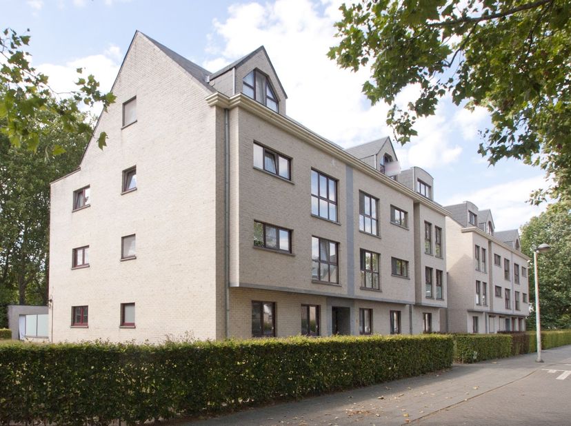 Ruim en comfortabel gelijkvloersappartement met 2 slaapkamers, ruim terras en privatieve garage. Ideaal gelegen aan de stadsrand. Kort bij station, su