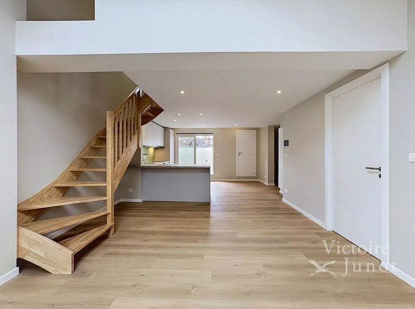 Gepresenteerd door Mike Doolaeghe - Tel. : +32 471 65 85 85 - E-mail : mike.doolaeghe@victoire.be<br />
Victoire Junot stelt u dit mooie appartement m