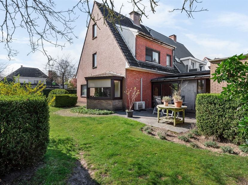 Situation : Cette charmante maison familiale est située dans une rue calme et agréable, à proximité des commerces et des écoles. Cette maison dispose