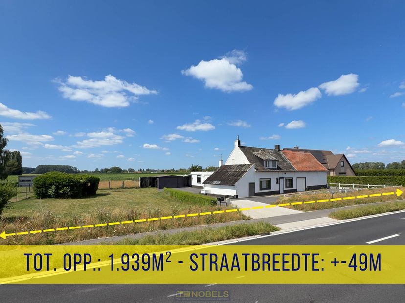 PROJECTGROND (1.939M²) met totaal te renoveren eigendom met een STRAATBREEDTE VAN CA. 49 METER. De eigendom is volledig gelegen in WOONGEBIED MET LAND