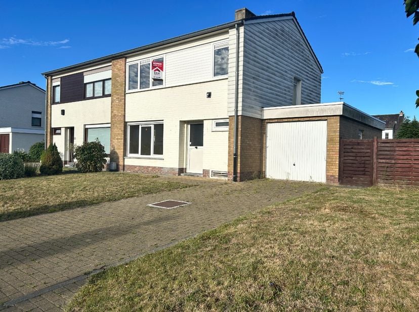 Halfopen woning met 3 slaapkamers, tuin en garageDeze woning bestaat uit : * Gelijkvloers: inkomhal, toilet, woonkamer, keuken, wasplaats en garage* 1