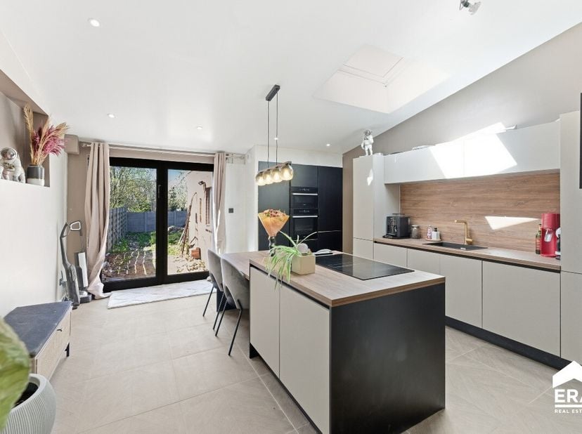 [[ DIT PAND NEEMT DEEL AAN DE ERA OPEN HUIZEN DAG OP 13/6 VAN 11:00 TOT 12:00 ]] TE KOOP: Instapklare woning met tuin in Heuvelland, gelegen in de Bas