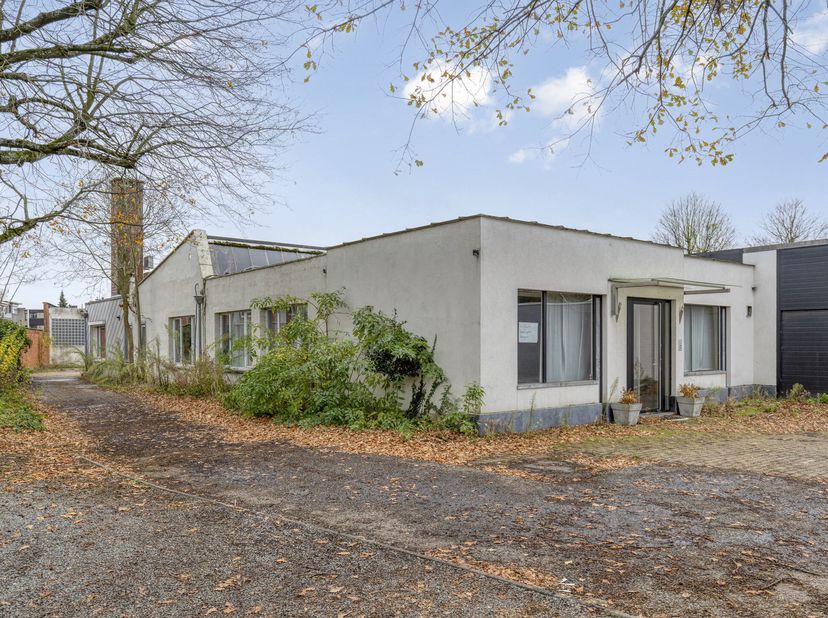In Borsbeek vinden we deze topopportuniteit terug ! <br />
325 m² kantoor en 1432 m² opslag, vlot toegankelijk en eventueel opdeelbaar in meerdere uni