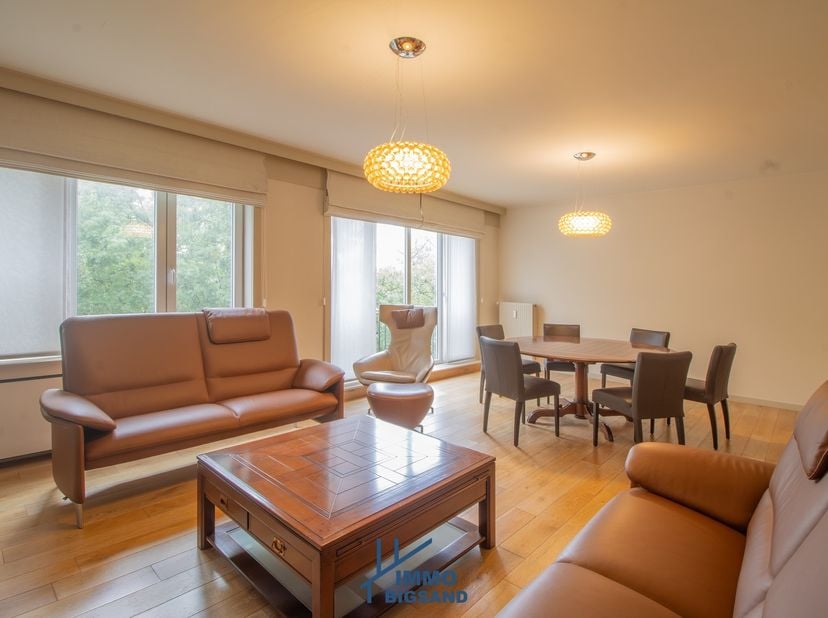 Bent u op zoek naar een stijlvol en instapklaar appartement op een van de meest gegeerde locaties van Kortrijk? Dan is dit prachtige appartement in Re