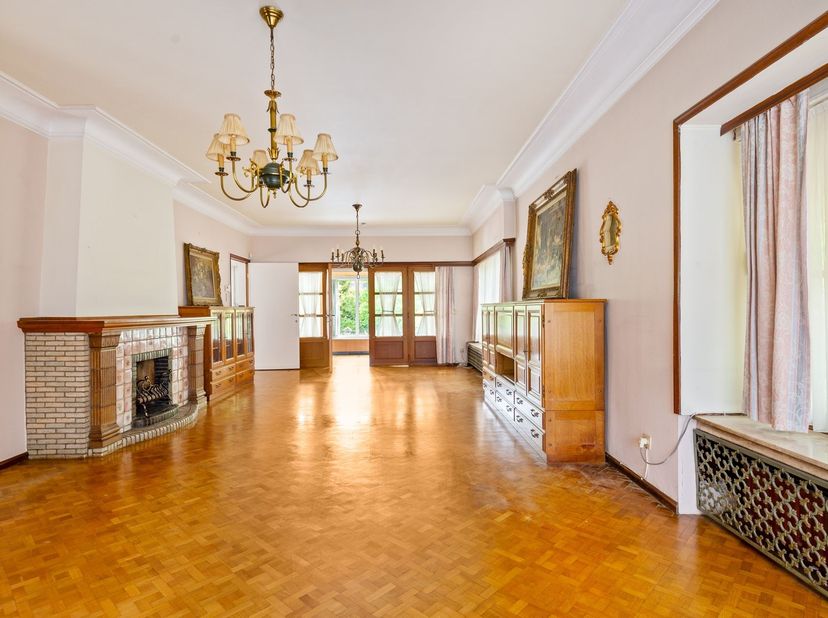 Bent u op zoek naar een ruime woning met potentieel op een centrale locatie? Dan is deze unieke open bebouwing zeker een bezoek waard. Gelegen langs e