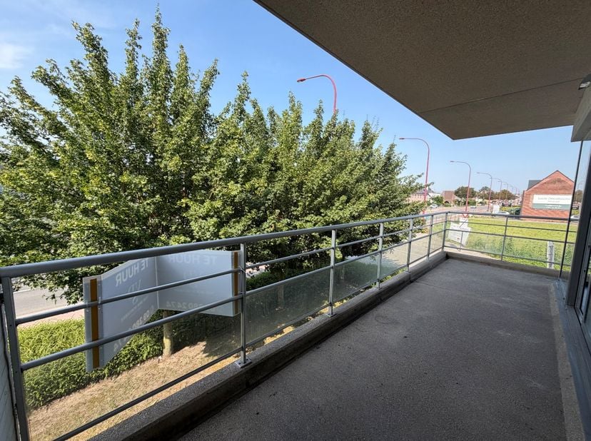 Dit appartement beschikt over een ruime leefruimte met open keuken, twee slaapkamers, een badkamer, afzonderlijk toilet en 2 terrassen waarvan één met