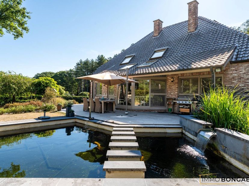 Op zoek naar ruimte, comfort en privacy? Deze bijzonder ruime woning combineert een royale woonoppervlakte met een uitzonderlijk groot perceel van maa