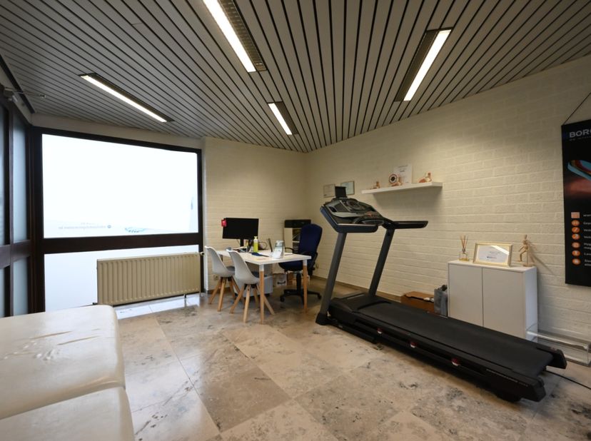 Deze ruimtes bevinden zich op een uitstekende locatie in Roeselare, met een vlotte bereikbaarheid dankzij de nabijheid van de Ringlaan (R32). Het gebo
