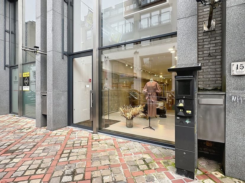 Benaderende OPPERVLAKTEN:<br />
Constructie - bewoonbare oppervlakten<br />
Gelijkvloers: 97m²<br />
Verdieping: 58 m²<br />
Terras (1°v): 27 m²<br />
