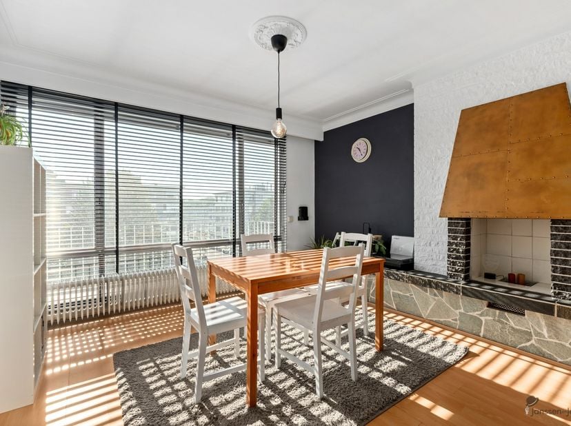 Instapklaar gerenoveerd appartement met 2 slaapkamers, 2 terrassen en EPC B<br />
<br />
<br />
Op de derde verdieping van een verzorgd appartementsg