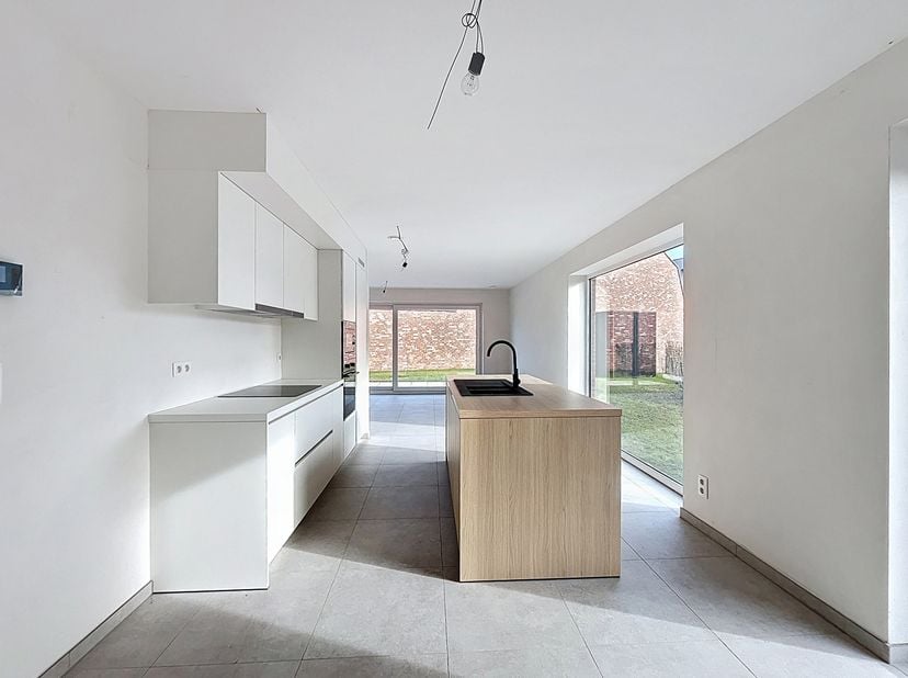<br />
LIGGING<br />
<br />
Dit nieuwbouwproject langs de Cooppallaan, vlakbij het centrum van Wetteren, biedt 9 energiezuinige woningen in een hedend