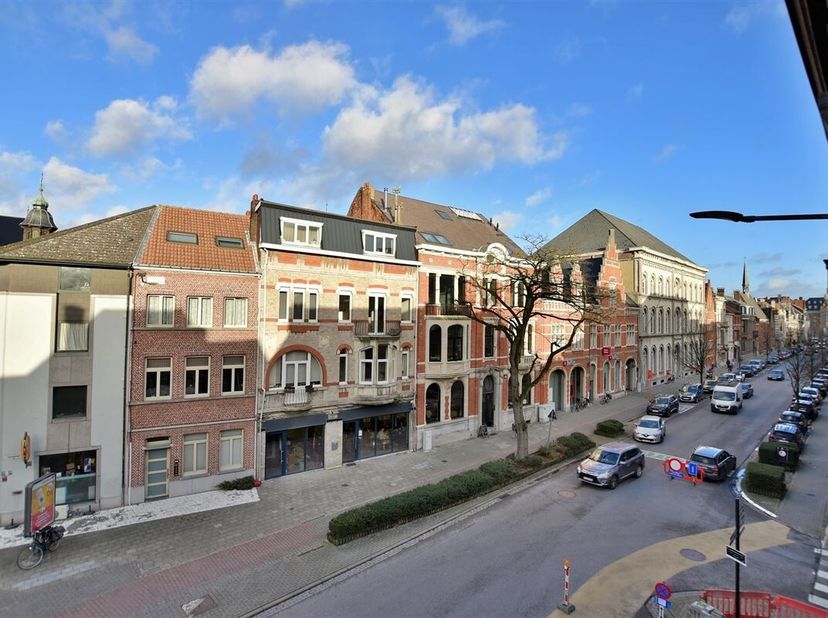 Opbrengsteigendom in het hart van Dendermonde<br />
Deze opbrengsteigendom met feitelijk twee wooneenheden wordt verkocht in zijn geheel, gelegen in h