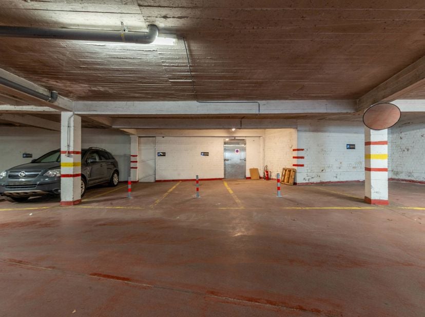 Garage te koop in Grotesteenweg 227,
                    2600 Berchem
