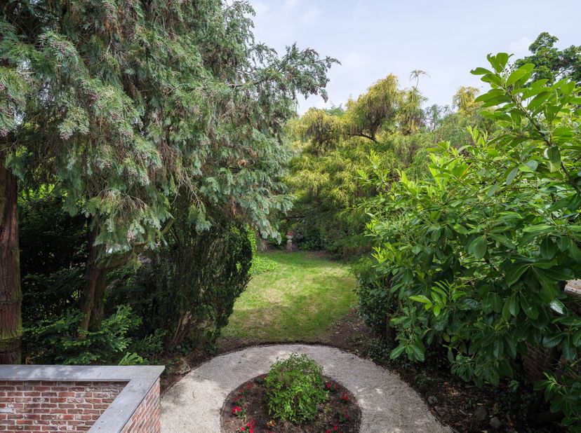 Bijzonder karaktervolle, authentieke, art-déco woning met een fenomenale tuin .<br />
Deze uitzonderlijke woning met stadstuin, werd ontworpen door de