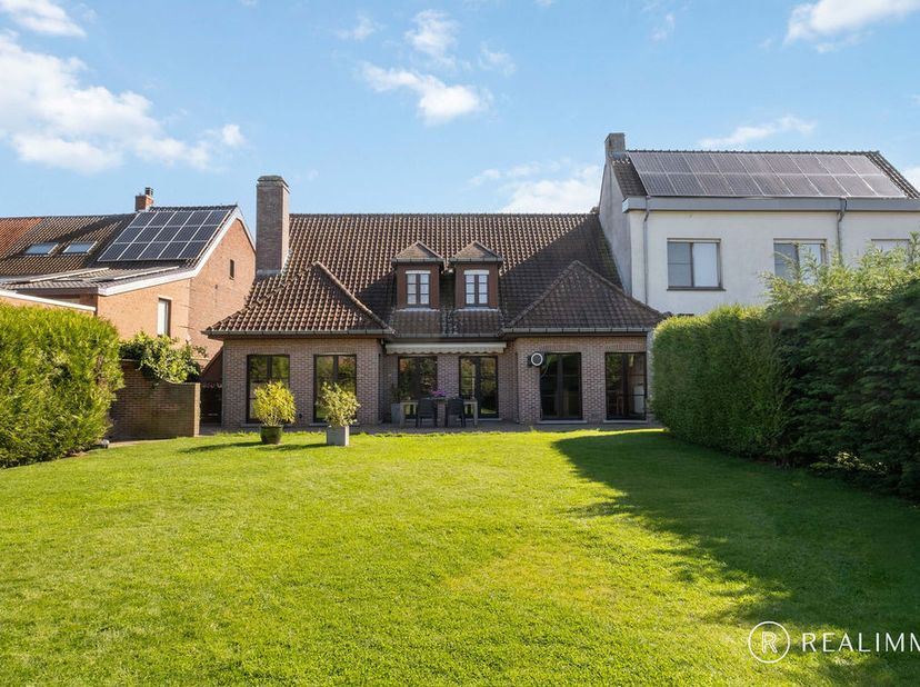 Deze prachtige en uitstekend onderhouden woning uit 1993 combineert karakter, ruimte en mogelijkheden op een unieke manier. Met een bebouwde oppervlak