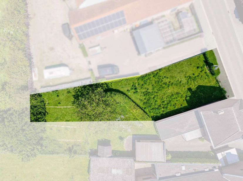 Deze bouwgrond voor halfopen bebouwing is rustig gelegen aan de Kleistraat 7 in Beverst, deelgemeente van Bilzen.<br />
Het perceel heeft een oppervla