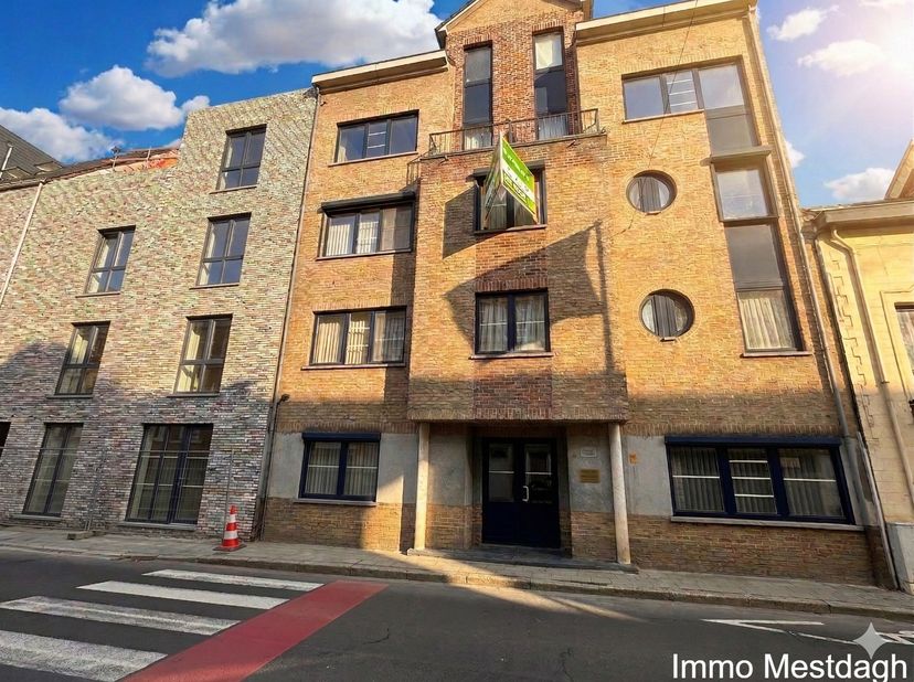 Ruim Appartement met Garage, 2 slaapkamers en terras.<br />
Bent u op zoek naar een instapklaar appartement op een toplocatie? <br />
Dit ruime appart
