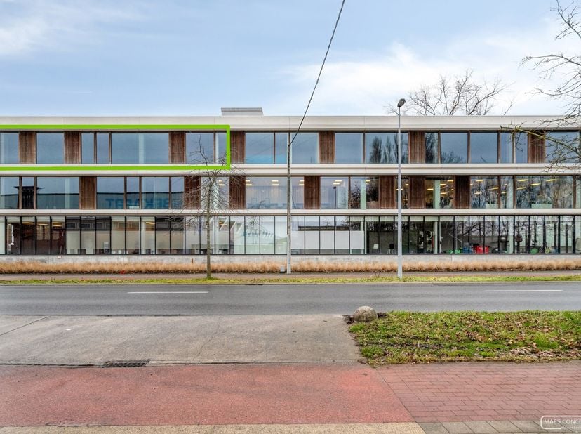In Zwevegem treffen we deze kantoren vlakbij af- en oprittencomplex E17&amp;nbsp; Zwevegem<br />
<br />
Kantoorruimte van 195 m2&amp;nbsp;&amp;nbsp;met zeer vlott