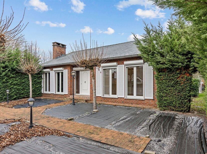 Ruime woning met 5 slaapkamers gelegen op een perceel van 10a68ca te Heusden Zolder.<br />
<br />
Belangrijkste troeven: <br />
- Centrale ligging<