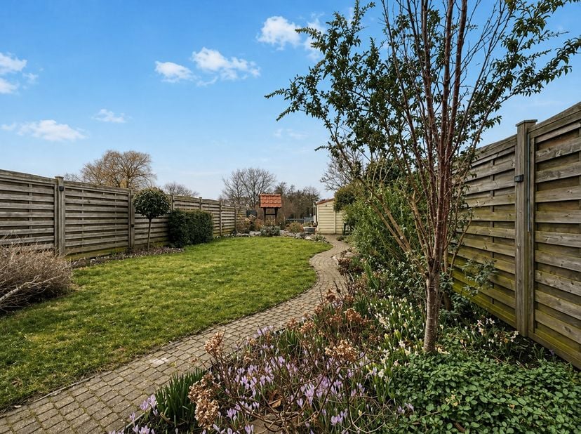 Ontdek deze prachtige, recent gerenoveerde gezinswoning in Harelbeke (renovatiejaar 2024-2025) met veel ruimte en comfort voor het hele gezin.<br />
D