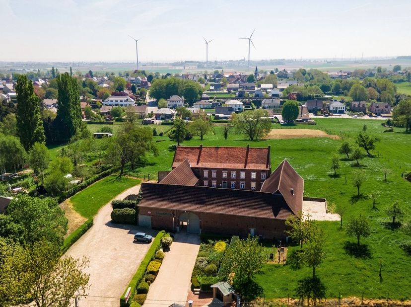 Charmante vierkantshoeve in Bilzen-Hoeselt met veelzijdige mogelijkheden <br />
<br />
Op een ruim en groen gelegen perceel bevindt zich deze karakt